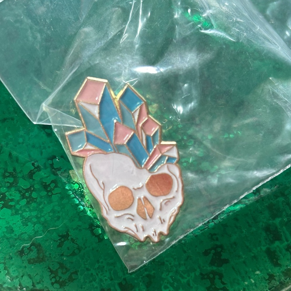 Crystal skull pin 💀✨